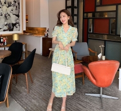式碎花连衣裙女夏新款收腰显瘦v领吊带鱼尾裙